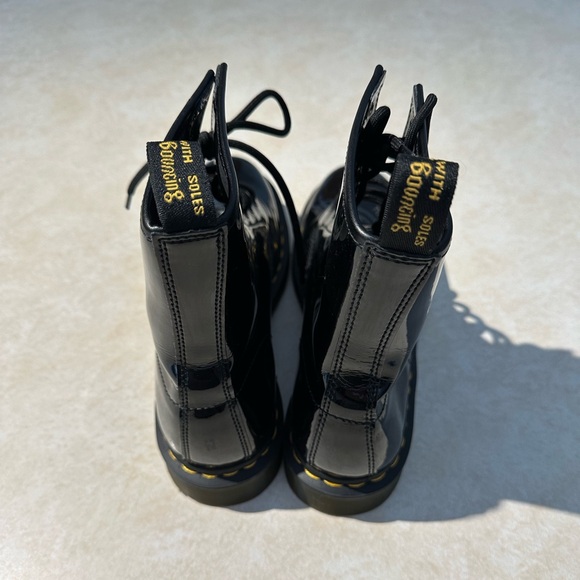 🎉FLASH SALE🎉 Dr. Martens Classic Patent Leather Combat Boots - Picture 6 of 7
